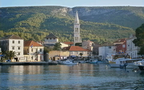 horvátország jelsa kikötő templom