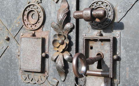 Miskolc, az ortodox templom ajtajának míves zára