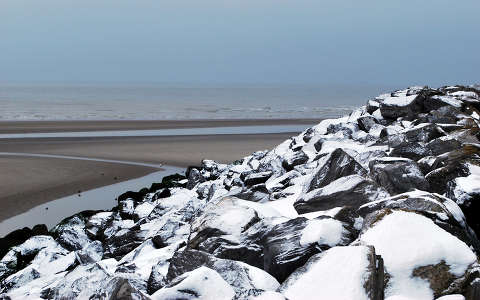 kövek és sziklák tenger tengerpart tél