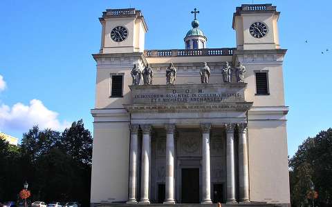 szobor tér óra