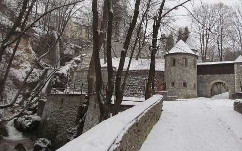 Miskolc-Lillafüred, a Palota szálló függőkertje, balra a Szinva-vízesés