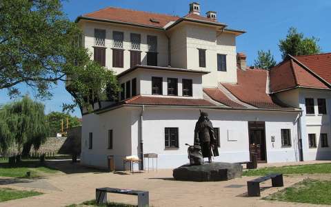 Kassa, Rodostó-ház, előtt Rákóczi szobra