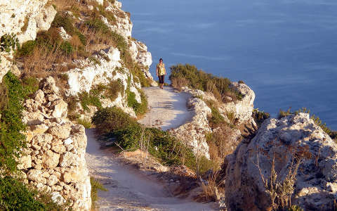 kövek és sziklák málta tenger tengerpart