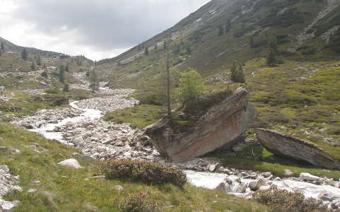hegy kövek és sziklák patak