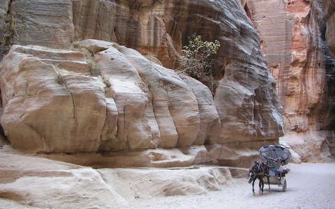 A Szik-szurdokban, oldalt a felszíni vízvezetékkel, Petra, Jordánia