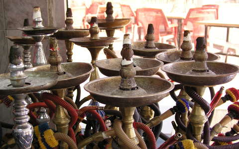 Vízipipák (shisha) egy vendéglőben, Jordánia