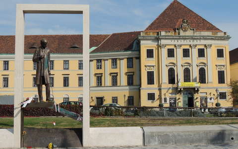 Budai vár Várszínház a Bethlen szoborral,Budapest