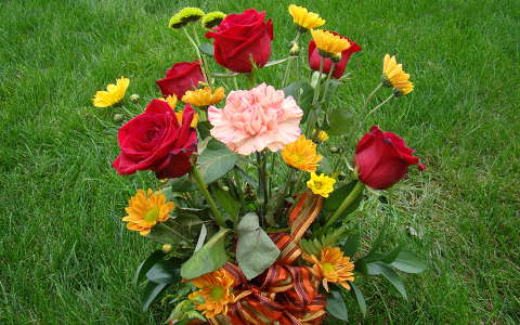 rózsa szegfű virágcsokor és dekoráció