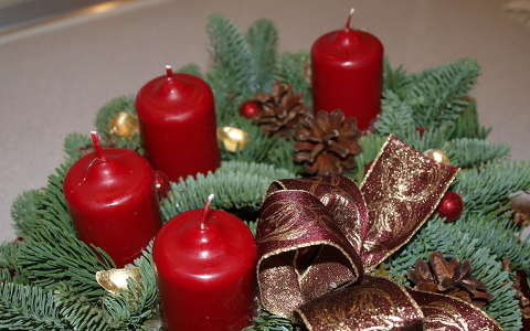 advent címlapfotó gyertya karácsonyi dekoráció