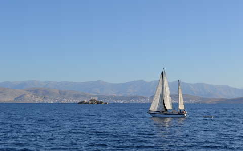 Korfu szigete mellett, a háttérben Albánia