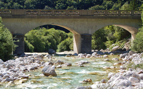 Szlovénia - A Soca folyó a Boka vízesés közelében