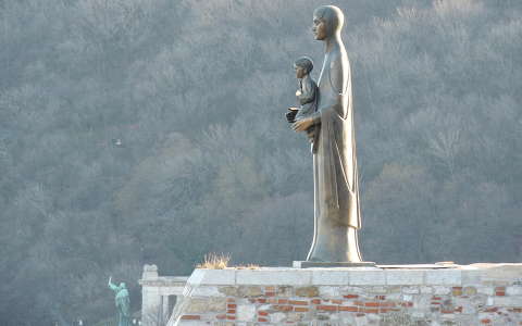Új Szűz Mária szobor a Budai vár falán,Budapest