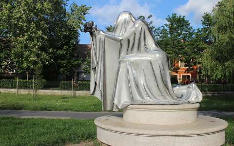 Vác - Szent Erzsébet szobor