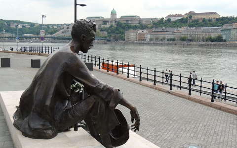József Attila szobra a Duna parton,Budapest