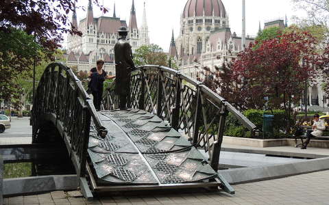 Nagy Imre szobra a Parlamenttel,Budapest