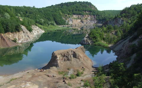 kövek és sziklák tó tükröződés