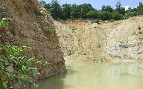 kövek és sziklák tó