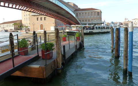 A Ponte della Costituzione posztmodern híd a Piazzale Roma és a pályaudvar között, Velence