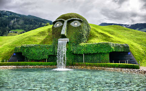 Wattens,Ausztria,a Swarovski kristály látogatóközpontjának bejárata