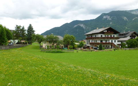 Ház és virágos mező a St. Wolfgang See mellett, Salzkammergut, Ausztria