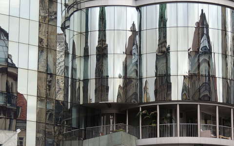 Wien,St.Stephans dómmal szemben lévő épület tükröződése Ausztria