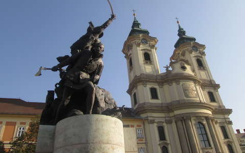 eger magyarország szobor templom