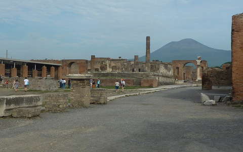 Pompei főtere, háttérben a Vezúv