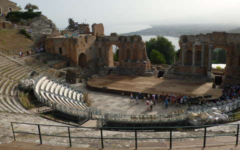 Görög színház romjai Taorminában.   Szicília