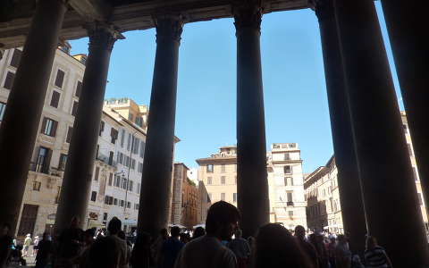 A Pantheon oszlopai közül a kilátás