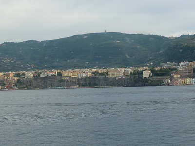 Sorrento látképe a tenger felől, Olaszország