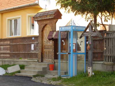 Kapu, telefonfülke, feszület egy Csikszereda közeli faluban