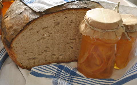 Kovászos házi kenyér narancslekvárral