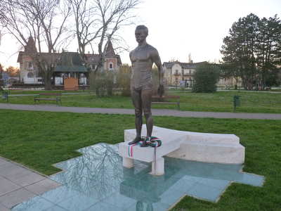 Csík Ferenc gyorsúszó olimpiai bajnok (1936) szobra Keszthelyen