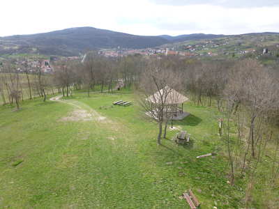 Tájkép a schlossbergi kilátótoronyból (Mecseknádasd). Háttérben a Mecsek vonulata és a 6-os út.