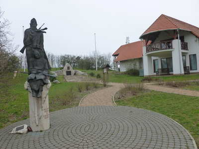 Világháborús szobor. Katonai Emlékpark, Pákozd