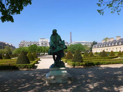 Park az Invalídes Dóm mellett. Párizs