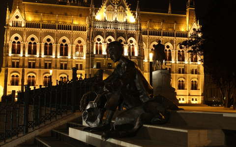 budapest magyarország országház szobor