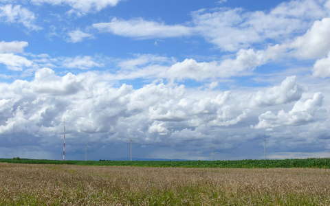 mező - szélerőművek - felhők