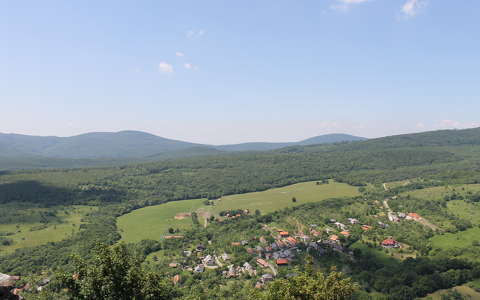 Kilátás a Füzéri Várba vezető útról