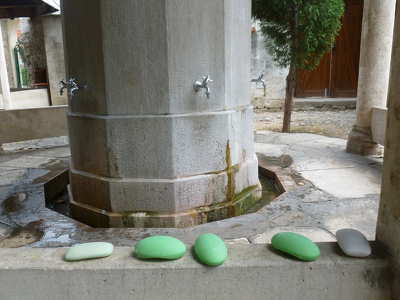 Ima előtt rituális mosakodás (wudu') kellékei Mostarban, egy dzsámi udvarán, Bosznia-Hercegovina