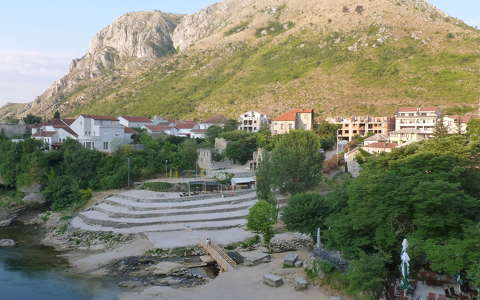 ...és kitekintés a híd másik oldalára. A hegytetőn a kereszt helyéről lőtték a Neretvában az emberiség egyik legnagyszerűbb alkotását, Mostar, Bosznia-Hercegovina