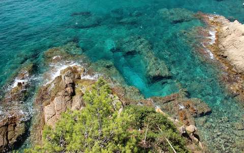 kövek és sziklák nyár spanyolország tengerpart