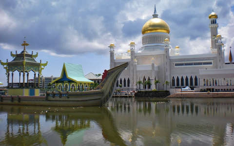 Omar Ali Saifuddin Mecset, Brunei, Borneó sziget