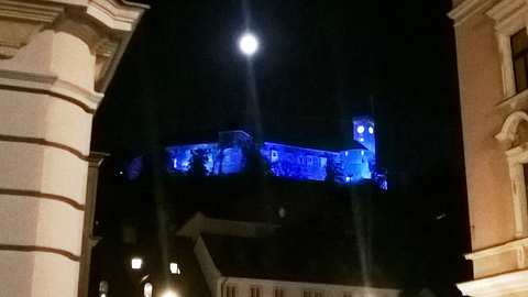 Ljubljana-i vár kivilágítva teliholdnál