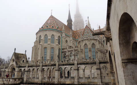 Budapest ,Halászbástya és Mátyás templom ködben
