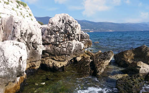 kövek és sziklák tenger