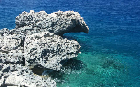 kövek és sziklák tenger tengerpart