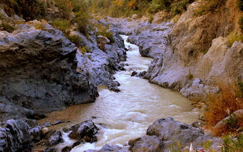 folyó kövek és sziklák ősz