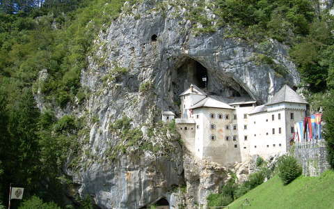 kövek és sziklák predjama vár szlovénia várak és kastélyok