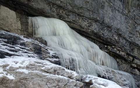 jég jégcsap kövek és sziklák tél